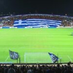 Μια γιγάντια ελληνική σημαία ύψωσαν οι φίλοι του ΑΠΟΕΛ (vid)