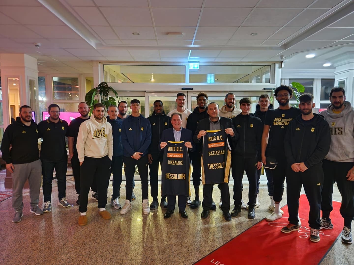 Έκπληξη στην αποστολή του ΑΡΗ Midea: Επίσκεψη από τον ανιψιό του Κλεάνθη Βικελίδη! (pics)