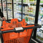 Χωρίς ταμπελάκια οι μειώσεις τιμών στα σούπερ μάρκετ – Τι ζητά το Υπουργείο (vid)