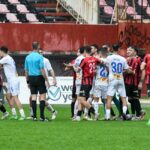 Η στιγμή που ποδοσφαιριστές της Super League 2 πιάστηκαν στα χέρια την ώρα του αγώνα (vid)