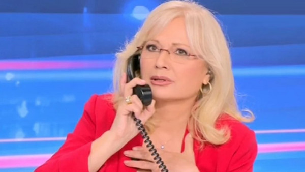 Η Νικολούλη και ο… χορός στα μπουζούκια! (vid)