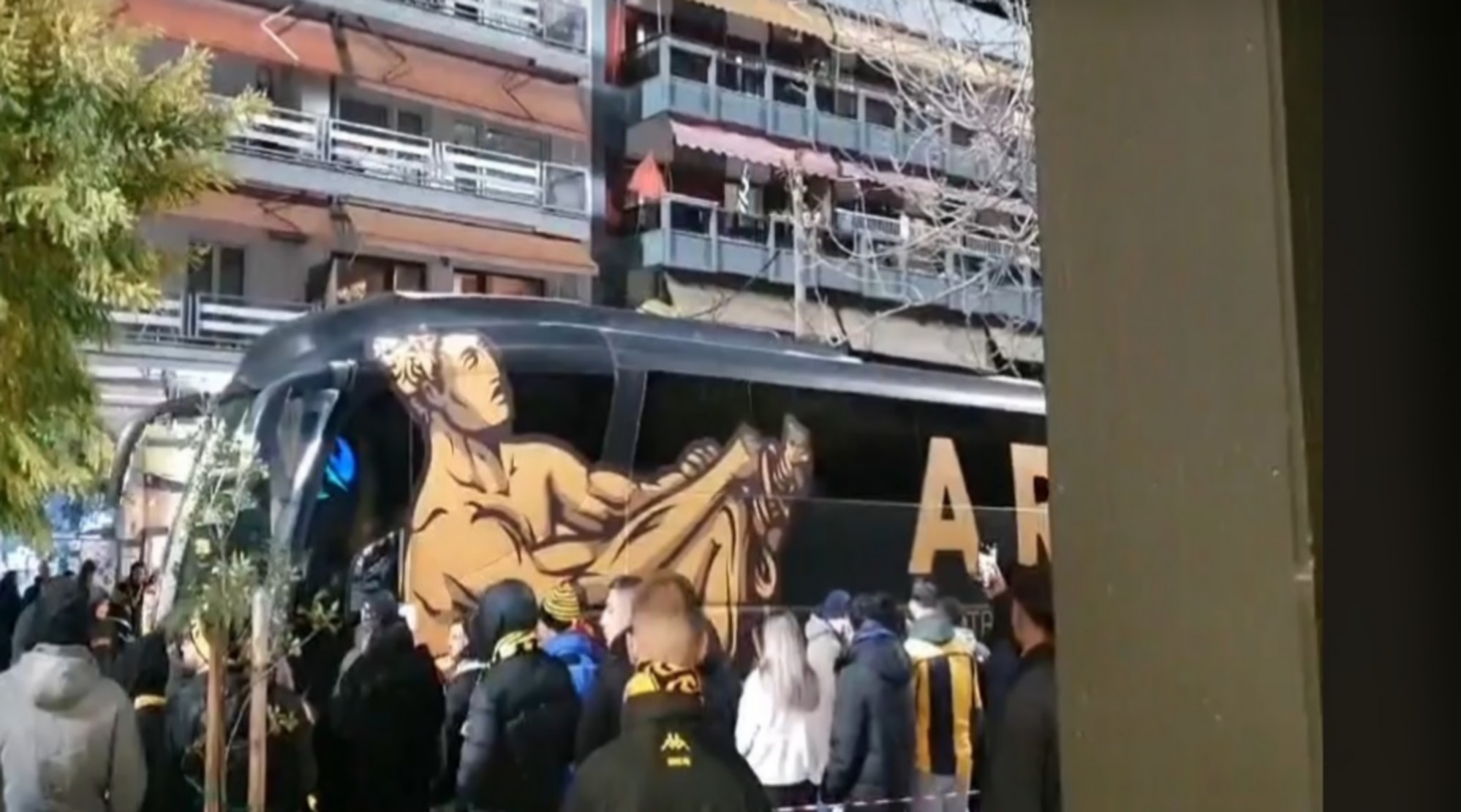 Θερμή υποδοχή για την αποστολή (vid)