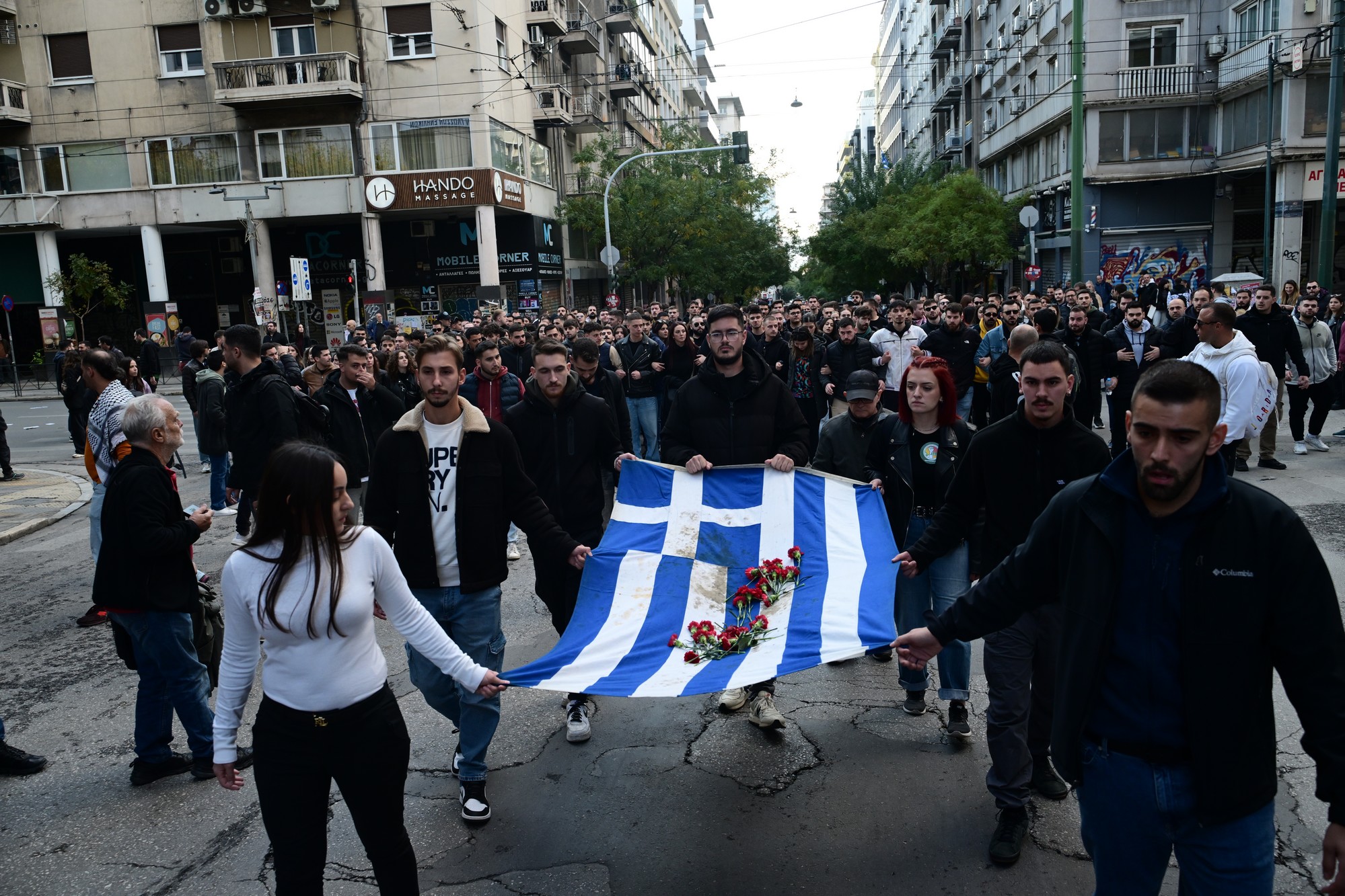 Aθήνα: Η πορεία με αιματοβαμμένη σημαία και οι 113 προσαγωγές από την ΕΛ.ΑΣ. (vid)