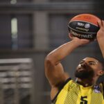 Ο Ντε Τζούλιους «νικά» το χρονόμετρο με τρίποντο στη λήξη της επίθεσης (vid)