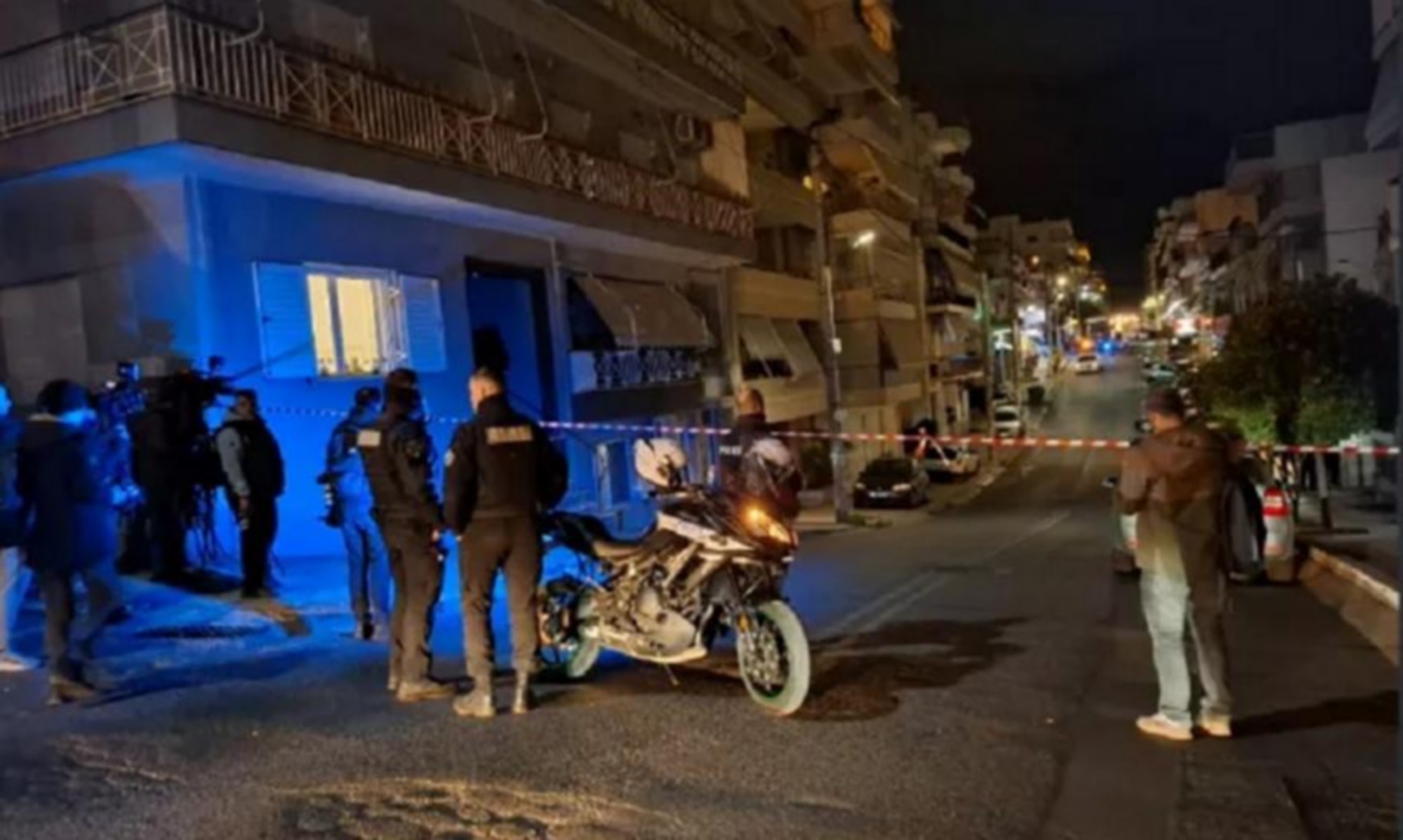ΕΜΑΚ: Εντοπίστηκε μόνο η καραμπίνα, σε σπίτι που ήταν ταμπουρωμένος άνδρας (vid)