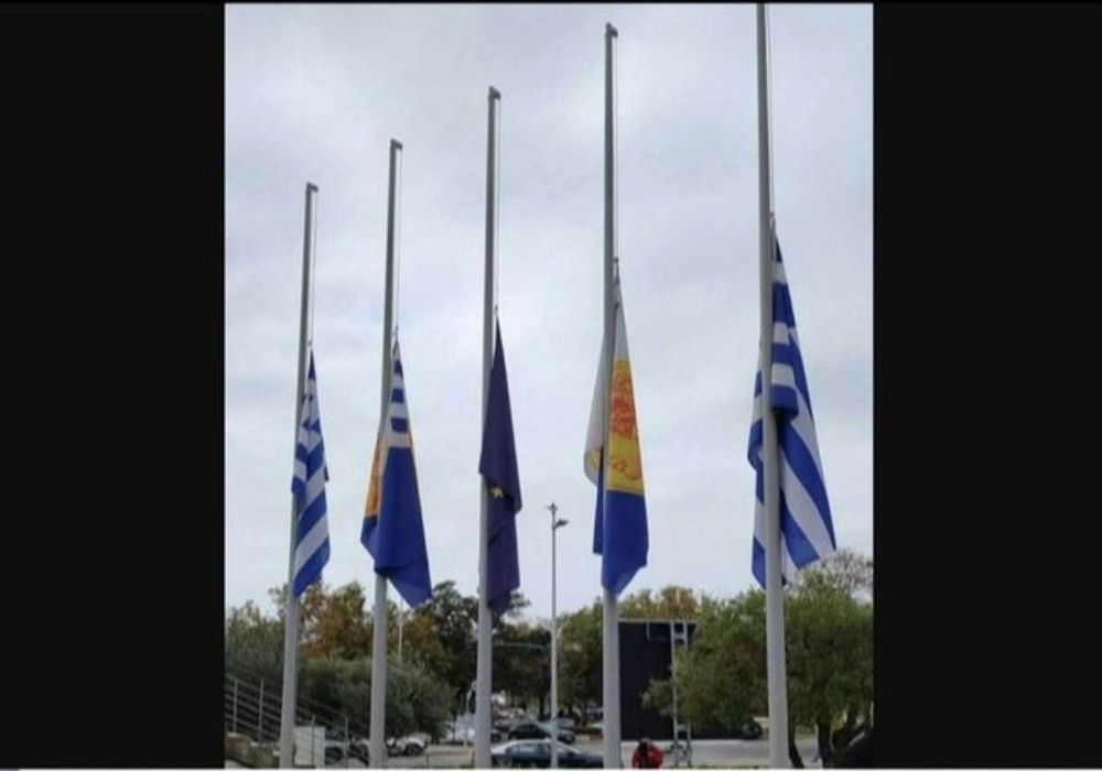 Μεσίστιες οι σημαίες στο Δημαρχείο Θεσσαλονίκης για τον Μπουτάρη (vid)
