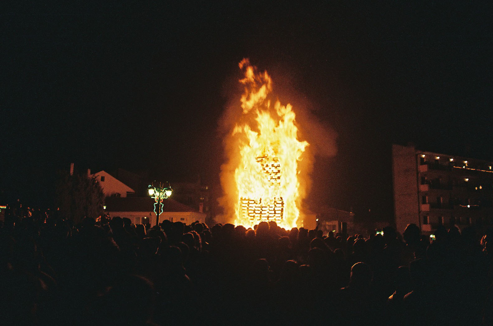 Οι εντυπωσιακές φωτιές της Φλώρινας (vid)