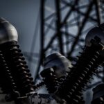 Παραλίγο τραγωδία με ανήλικο παιδί που πάτησε σε γυμνά καλώδια! (vid)