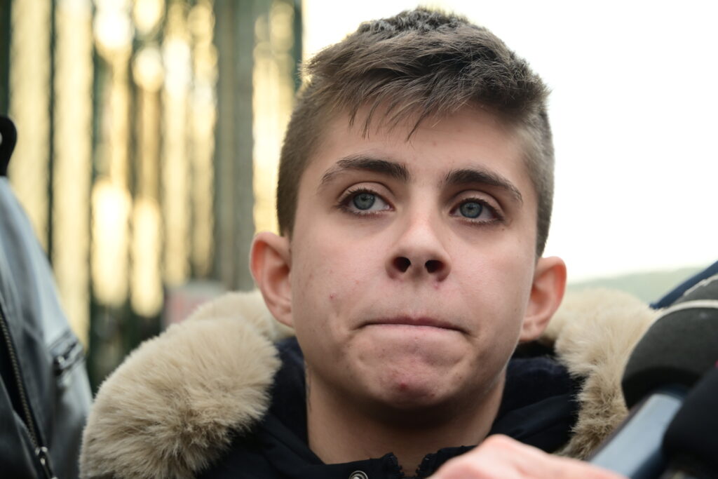 Η Μουρτζούκου καταγγέλλει ότι την ξυλοκόπησαν κουκουλοφόροι στην Ομόνοια