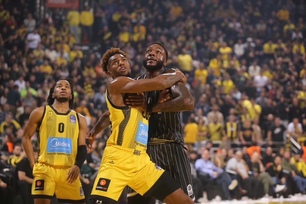 Από ένα… ημίχρονο, Χατζηδάκης και Ρόμπερτς