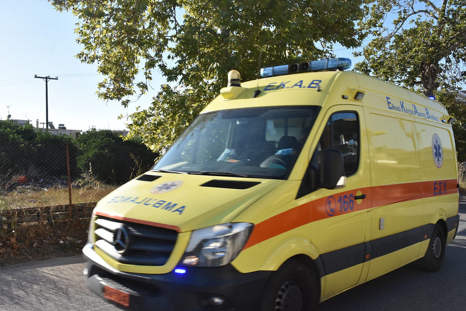 Θεσσαλονίκη: Δέντρο έπεσε πάνω σε αυτοκίνητο, τρία άτομα στο νοσοκομείο