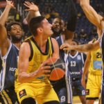 Γιούχα από τον κόσμο, αρκετοί έφυγαν πριν το τέλος