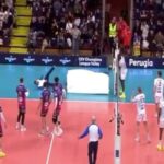 Απίστευτο σκηνικό σε αγώνα βόλεϊ: Παίκτης έριξε τον διαιτητή από την σκάλα (vid)
