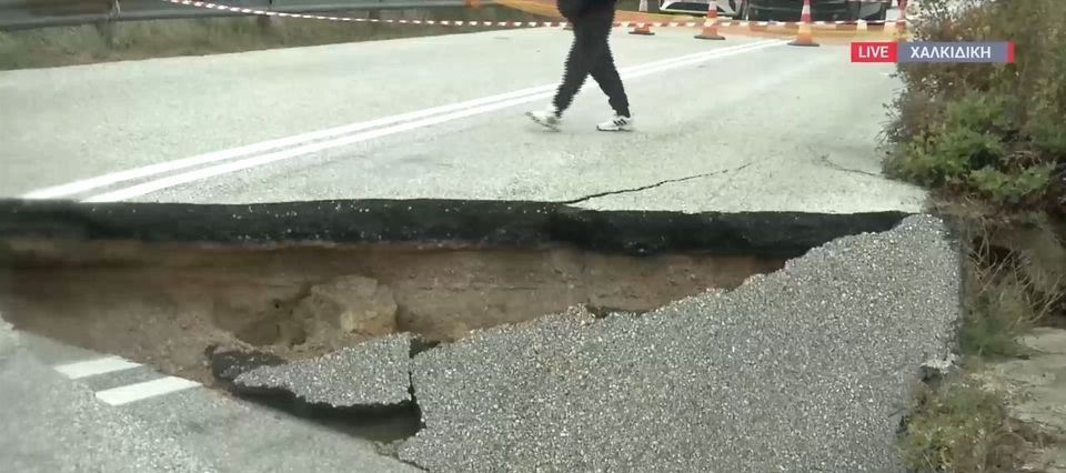 Χαλκιδική: Κατέρρευσε γέφυρα – Κόπηκε στα δύο το επαρχιακό δίκτυο (vid)