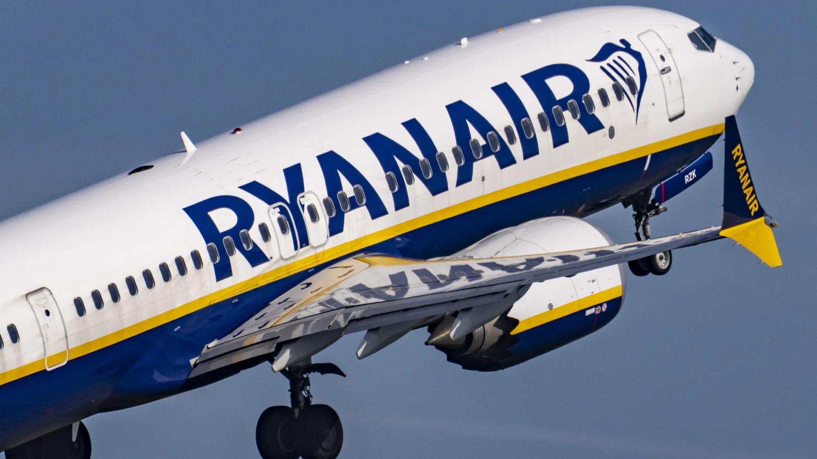 H Ryanair μηνύει επιβάτη επειδή… προσγείωσε αεροπλάνο!