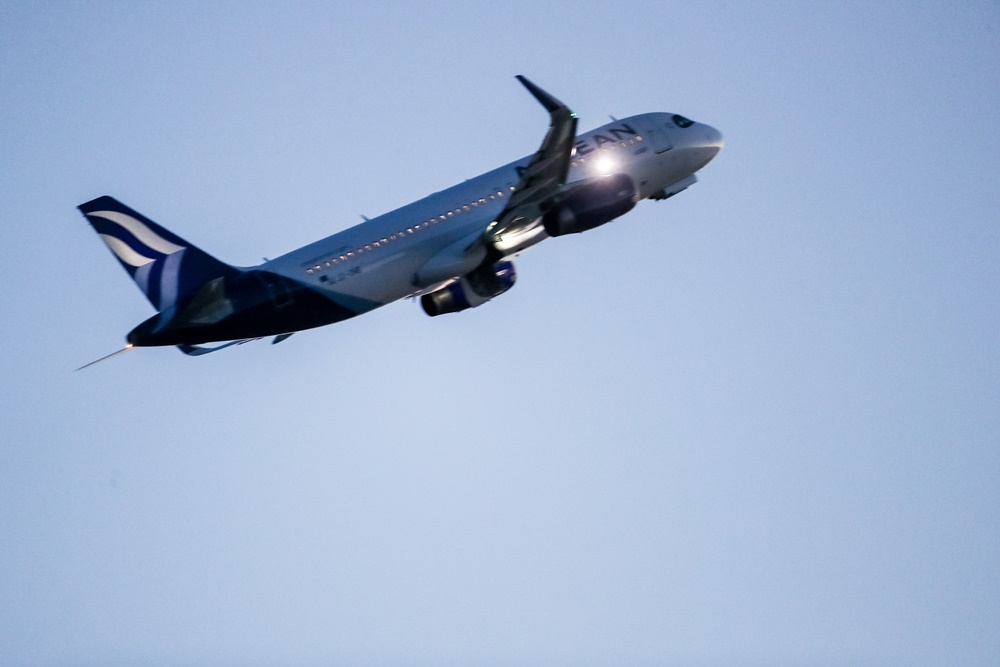 Πανικός σε πτήση της Alaska Airlines: Επιβάτης σε αμόκ άρπαξε γυναίκα από τα μαλλιά (vid)