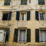 Γαλλία: Του αργούσαν το ενοίκιο και τους… έβγαλε πόρτες και παράθυρα! (vid)