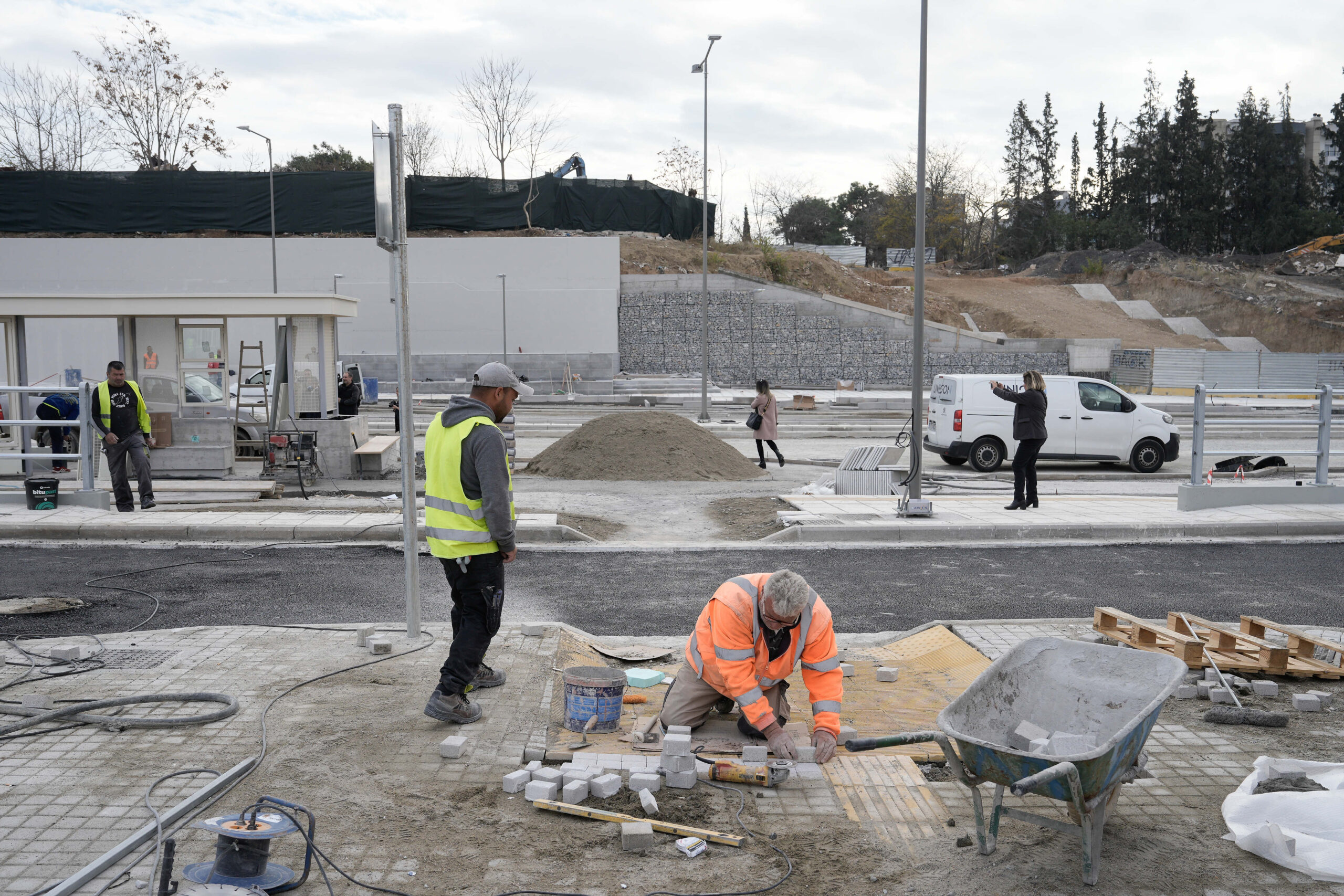 Παραδίδονται θέσεις στάθμευσης σε Νέα Ελβετία και ιστορικό κέντρο