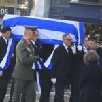 Έφτασε η σορός του Κώστα Σημίτη στην Μητρόπολη (vid)