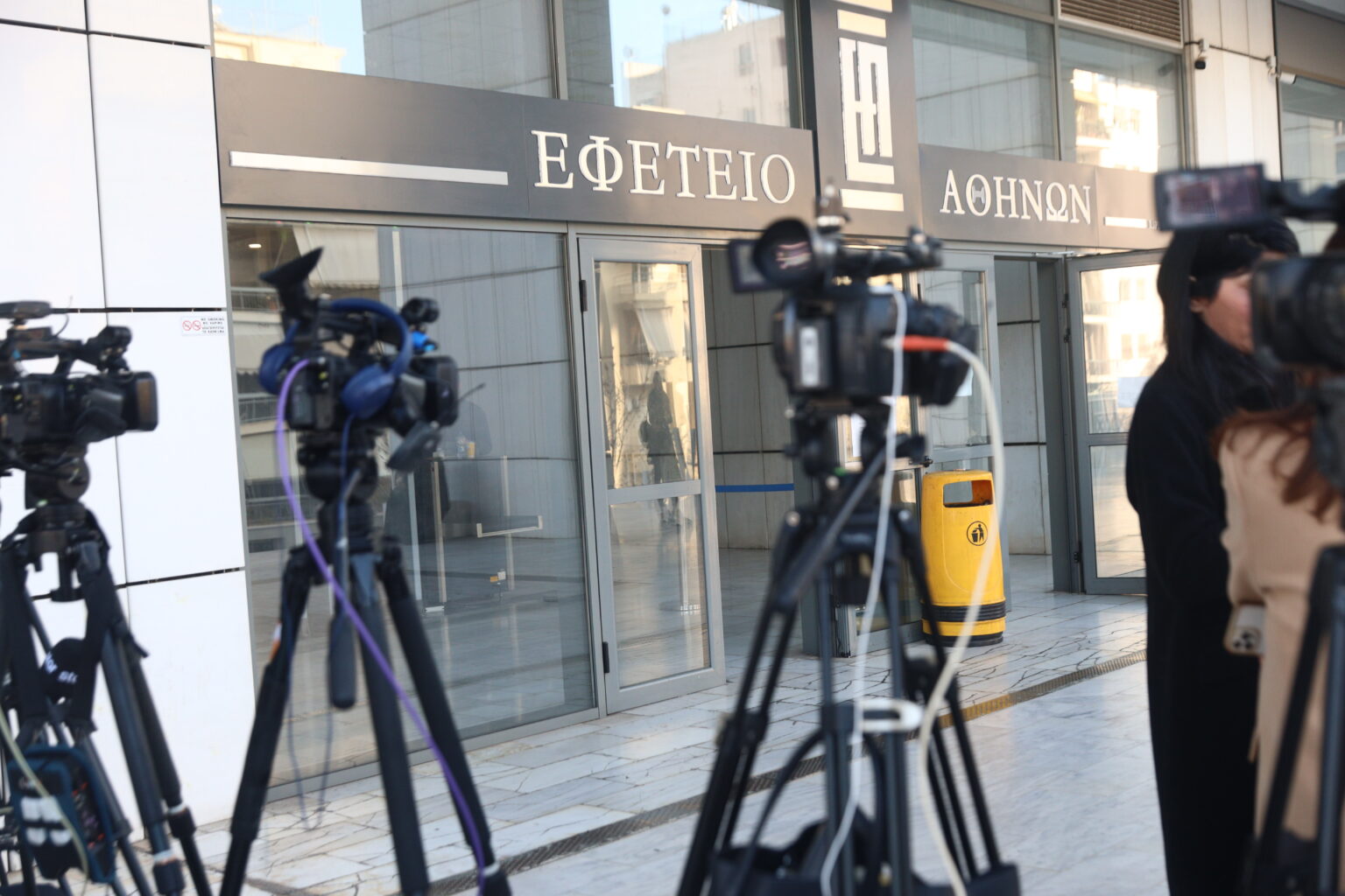 Χαμός και ένταση στη δίκη του Φιλιππίδη (vid)