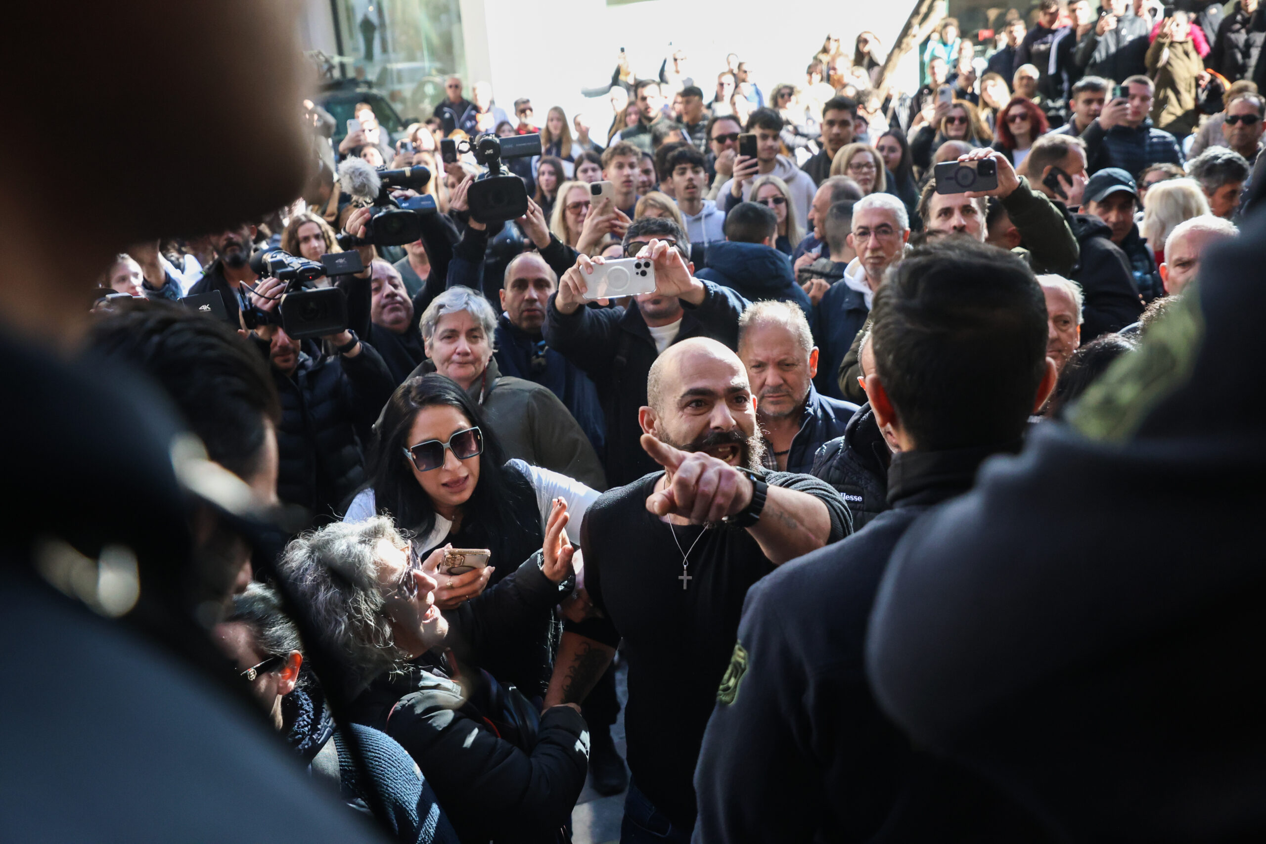 Ηράκλειο: Οργισμένο πλήθος στα δικαστήρια – Από την πίσω πόρτα μπήκαν 44χρονος και 26χρονη