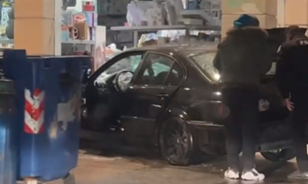 Κατερίνη: Μεθυσμένος οδηγός καρφώθηκε σε τζαμαρία καταστήματος (vid)