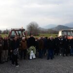 Αγρότες άφησαν λουλούδια στο σημείο της τραγωδίας των Τεμπών (vid)