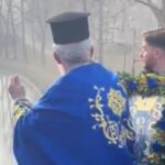 Iερέας πέτυχε κατά λάθος… κεφάλι πιστού, πετώντας τον Σταυρό (vid)