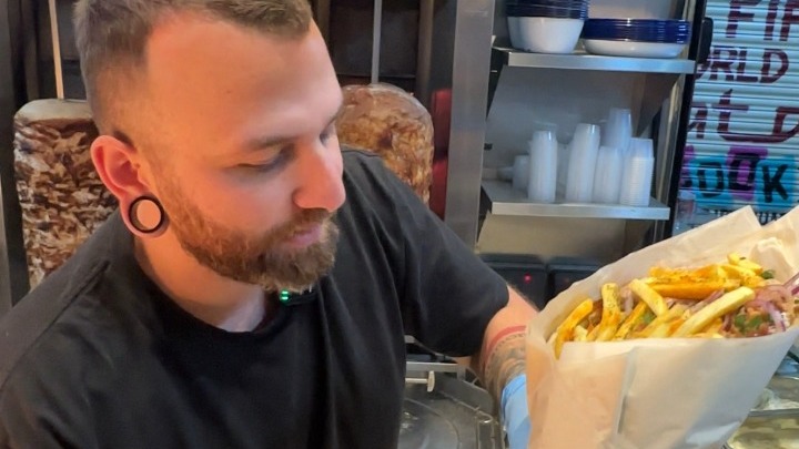 Ένας Έλληνας… μαθαίνει στους Βρετανούς τον γύρο