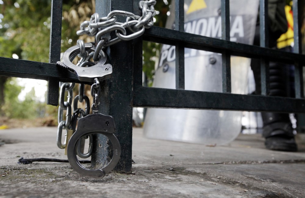 Προφυλάκιση των τριών Ρομά για τον βιασμό της 14χρονης (vid)