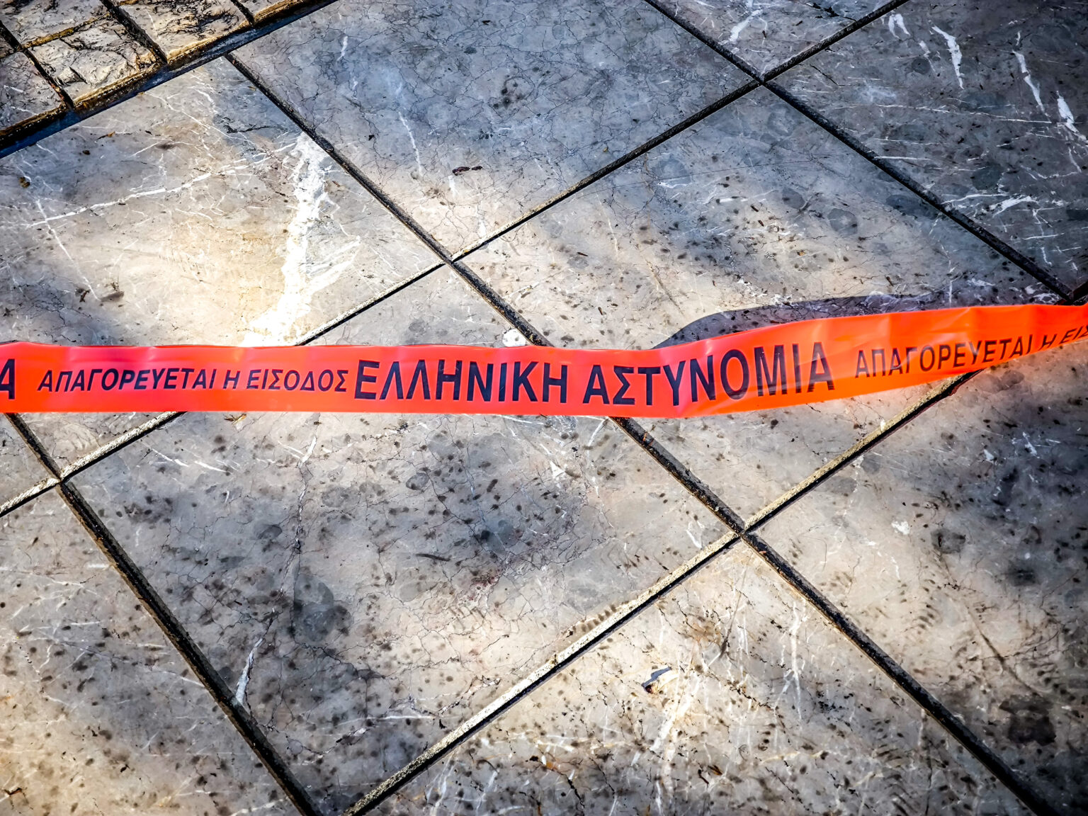 Κολωνάκι: Σύζυγος τραγουδιστή παρασύρθηκε από αυτοκίνητο και ο οδηγός εξαφανίστηκε! (vid)