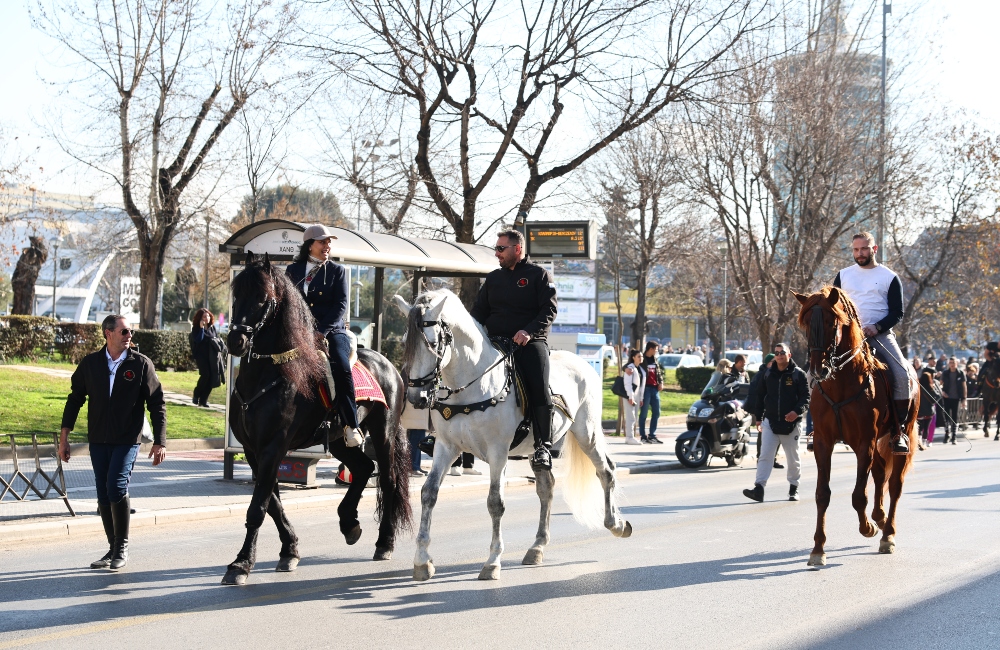 Θεσσαλονίκη: Άλογα και άμαξες «πλημμύρισαν» την πόλη (vid)