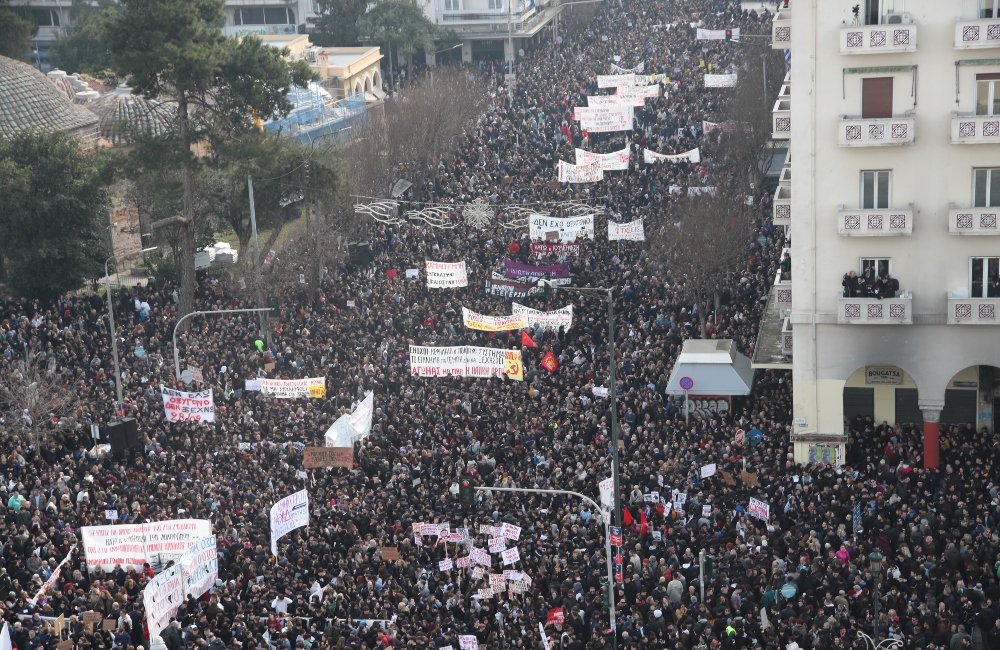 Θεσσαλονίκη: LIVE εικόνα από την μεγάλη συγκέντρωση για τα Τέμπη (vid)