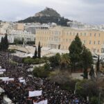 Συγκλονιστικές στιγμές: Η ανάγνωση των ονομάτων των νεκρών κι ενός λεπτού σιγή στο Σύνταγμα (vids)