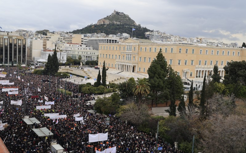 Συγκλονιστικές στιγμές: Η ανάγνωση των ονομάτων των νεκρών κι ενός λεπτού σιγή στο Σύνταγμα (vids)