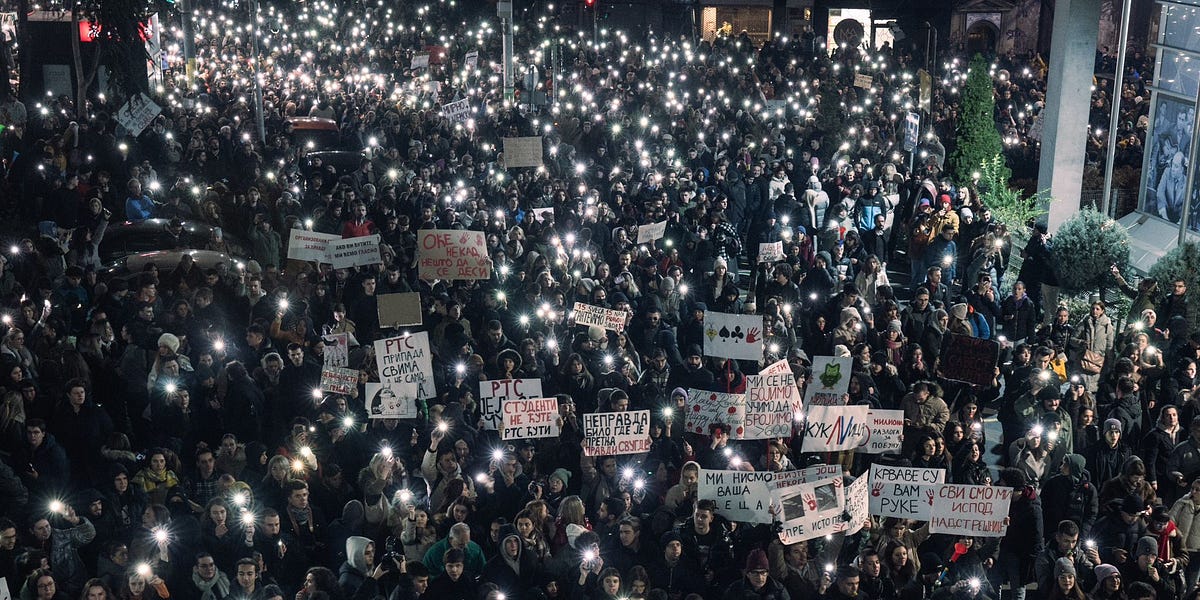 Οι Σέρβοι παραμένουν στους δρόμους