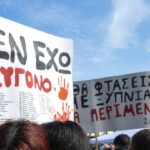 Ελληνες έξω από το Ευρωπαϊκό Κοινοβούλιο για τα θύματα των Τεμπών