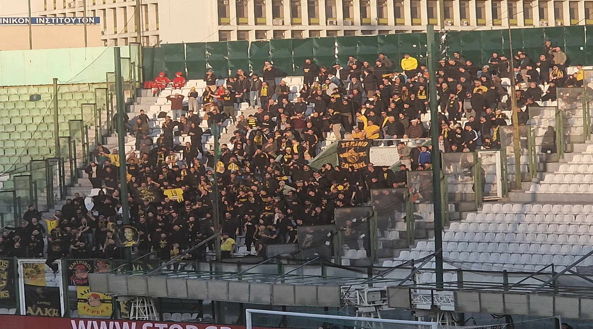 Oι φίλοι του ΑΡΗ “κιτρινίζουν” την Λεωφόρο (pics)