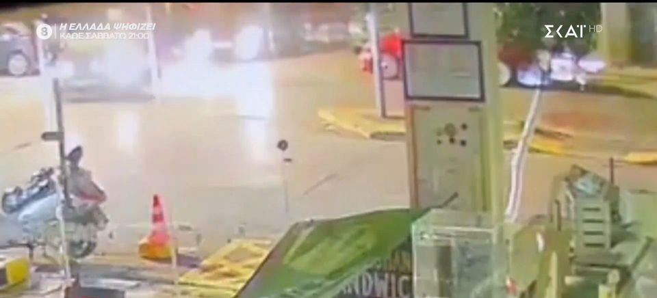 Σοκ τα ξημερώματα με τροχαίο στην Καισιαριανή (vid)