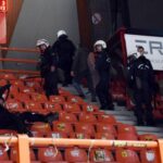 Τράπερ, ο οπαδός που κλώτσησε και έριξε αστυνομικό στο Προμηθέας-ΑΕΚ