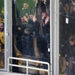 Οπαδοί της ΑΕΚ έξω από τα επίσημα της OPAP Arena και έντονες αποδοκιμασίες