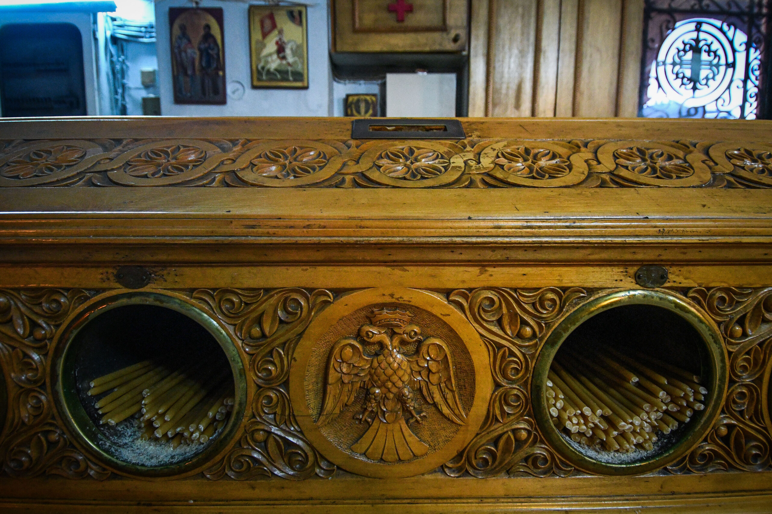 Σοκ σε εκκλησία με γυμνό άνδρα!