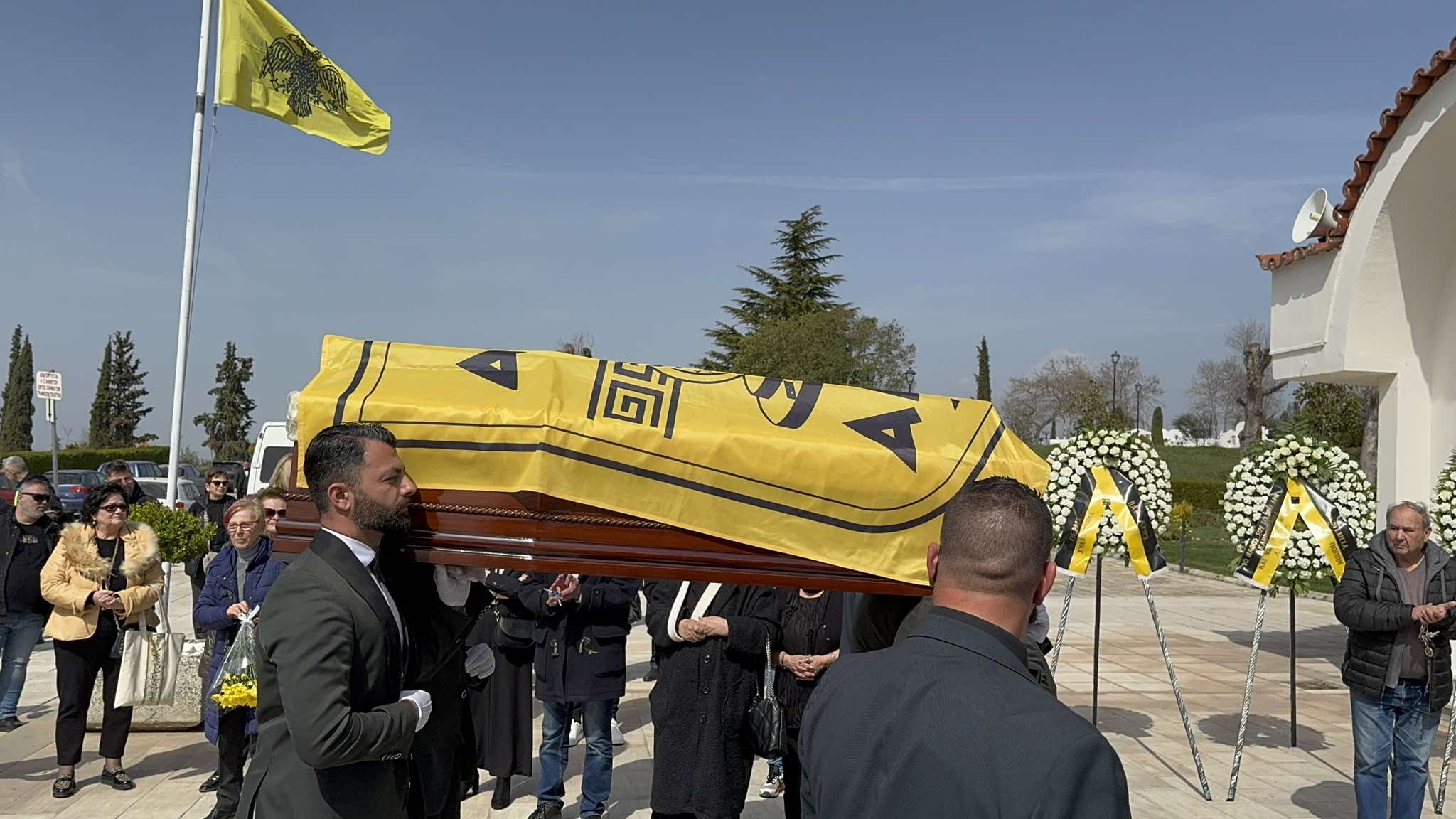 Με χειροκροτήματα στην τελευταία του κατοικία ο Αλέκος Αλεξιάδης (vid)