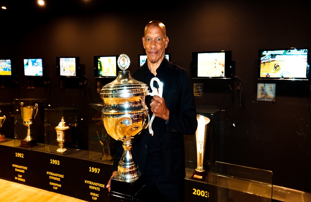 Ο Τσαρλς Μπάρτον στο Μουσείο Μπάσκετ του ΑΡΗ (pic)