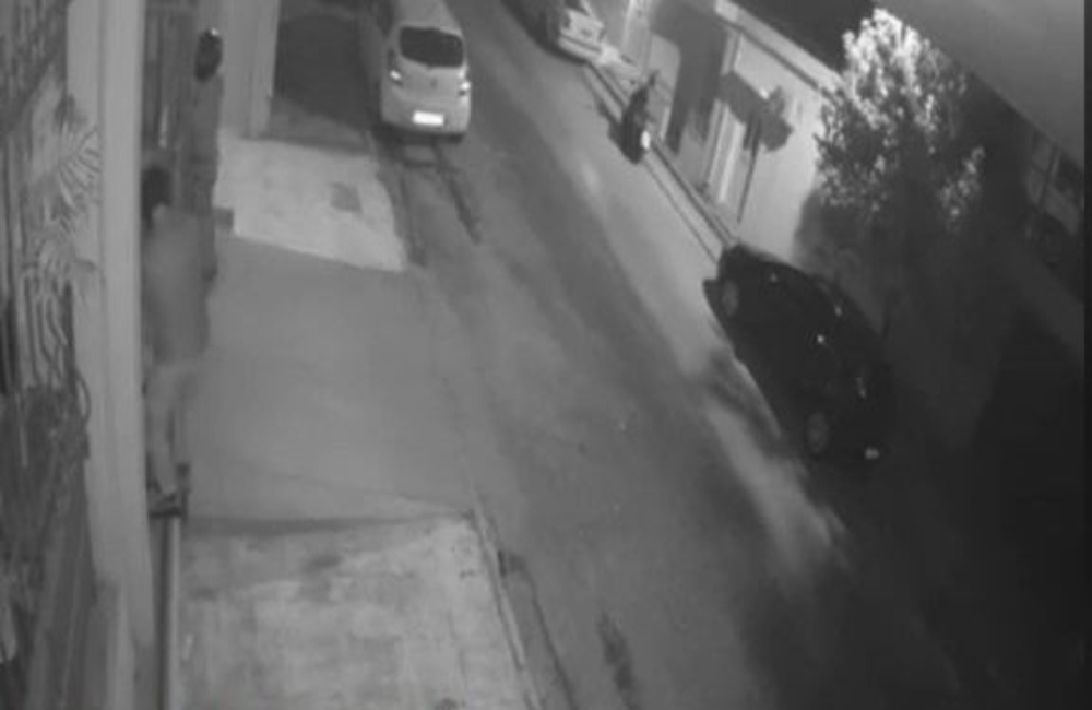 Αγία Βαρβάρα: Έκλεψαν μοτοσικλέτα από πιλοτή πολυκατοικίας μέσα σε λίγα λεπτά (vid)