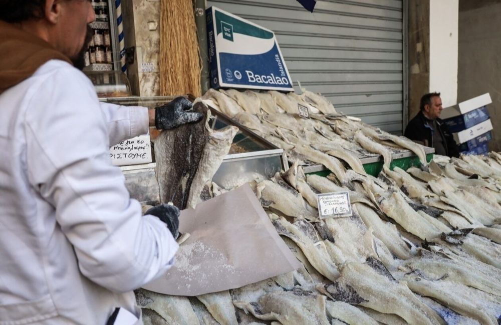 Αρκετά… αλμυρή και φέτος η τιμή του μπακαλιάρου (vid)