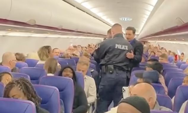 Αεροπλάνο προσγειώθηκε στην Αθήνα λόγω… μεθυσμένης γυναίκας (vid)