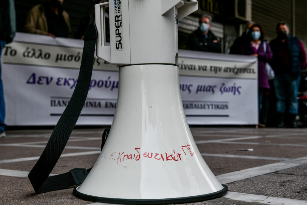 Κατεβάζει “ρολά” η χώρα – Απεργία την επόμενη εβδομάδα