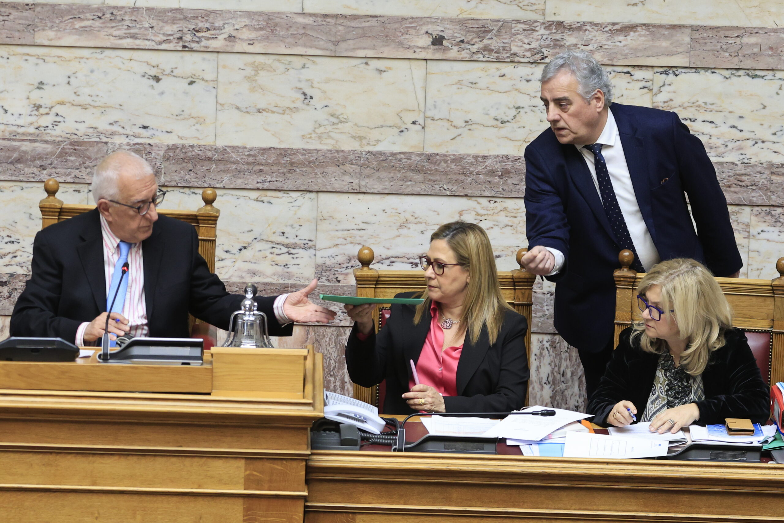 Ποιοι βουλευτές υπέγραψαν για την πρόταση δυσπιστίας (vid)