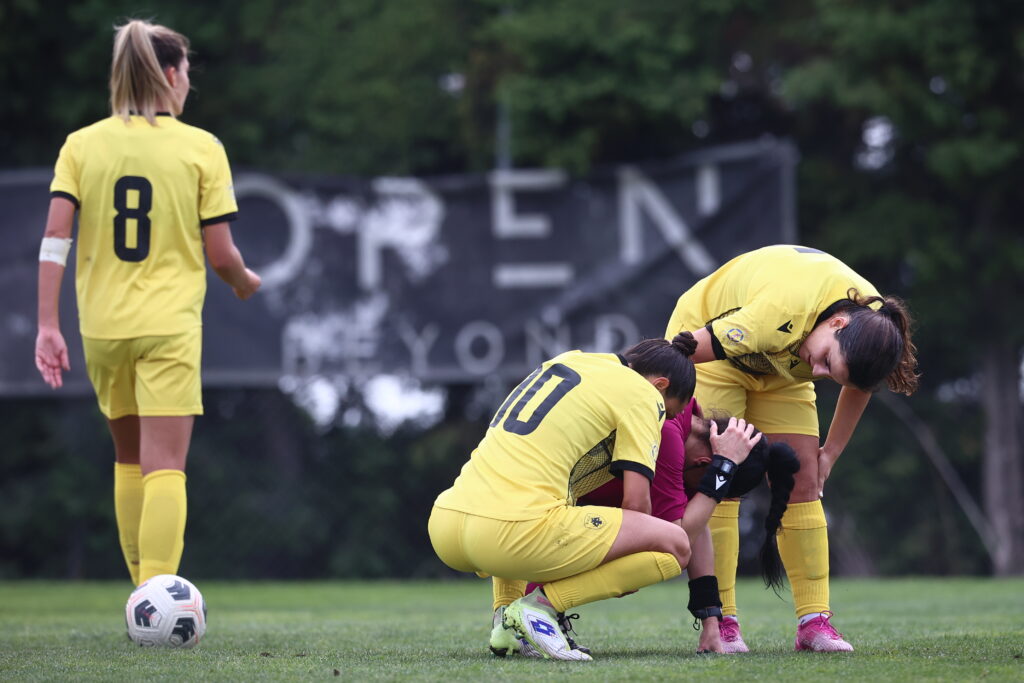 Απρόοπτο με διαιτητή γυναικείου ποδοσφαίρου, δέχτηκε μπάλα στο κεφάλι και αντικαταστάθηκε (vid)